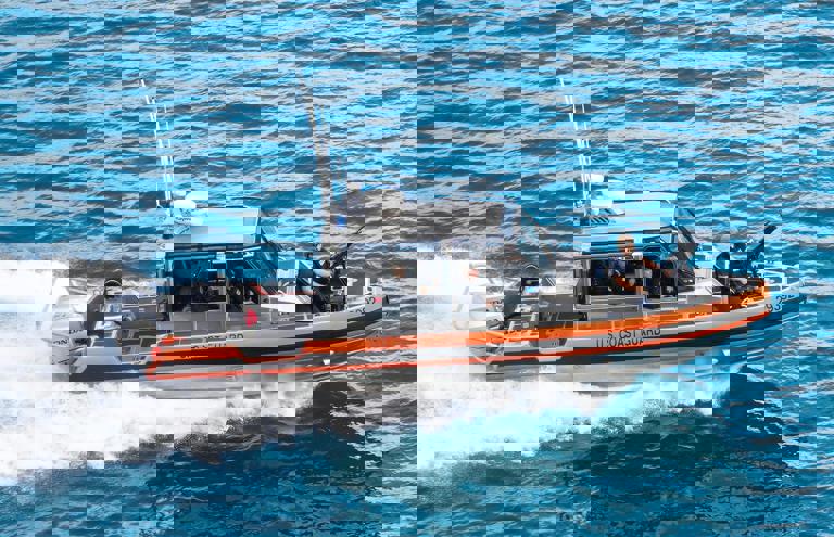 Coast Guards Battle Midnight Tides to Rescue Two Kayakers Stranded Off Devon